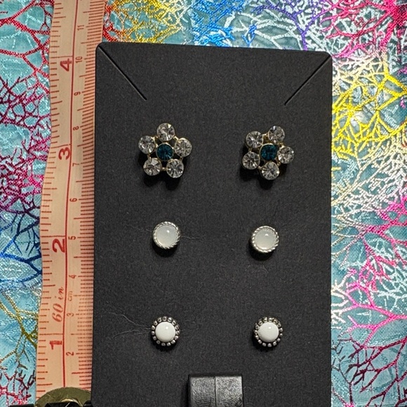 Jewelry - 🖤Elegant Silver and White Flower Stud Earrings Set🖤